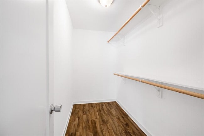 Building Photo - 924 E 51st St
