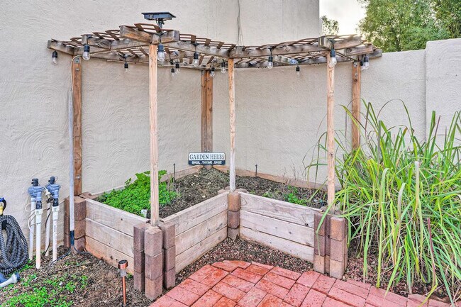 Building Photo - 292 S Desert Ave