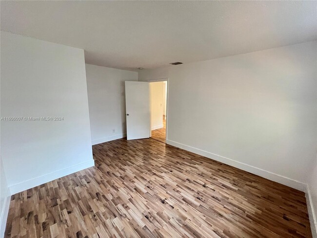 Building Photo - 1406 Arpeika St