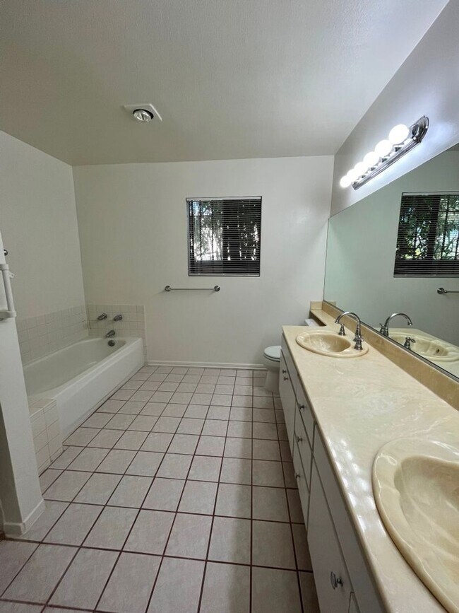 Building Photo - Single-story in Van Nuys w/3+2, bonus room...