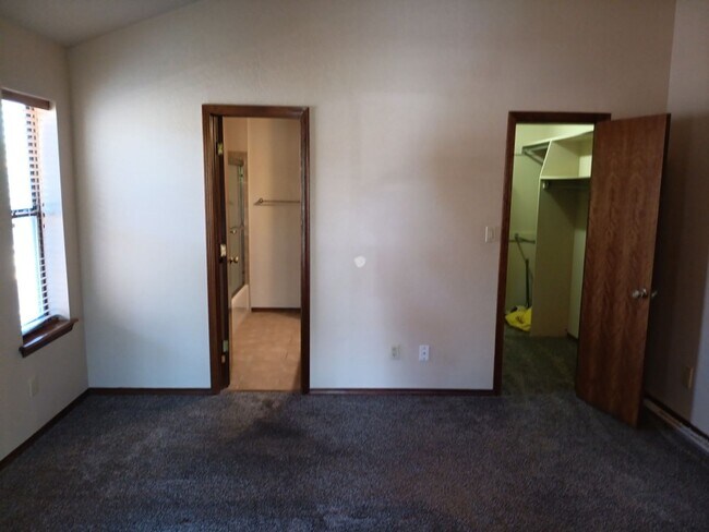 Building Photo - 3 Bedroom, 2 Bathroom Home! Schedule a Showing!
