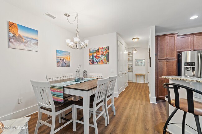 Building Photo - 2537 St James Dr SE