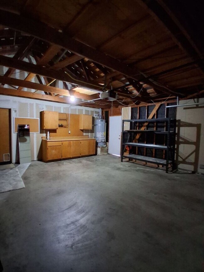 Building Photo - Charming Well-Maintained 3-Bed Fresno House!
