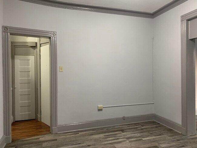 Building Photo - 210 Maple St