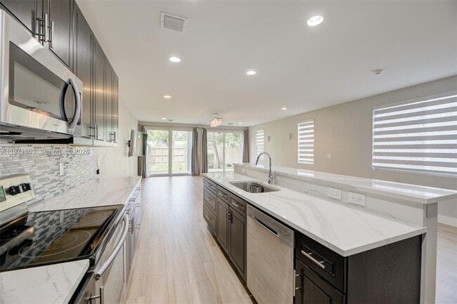 Building Photo - 619 SW 17th St