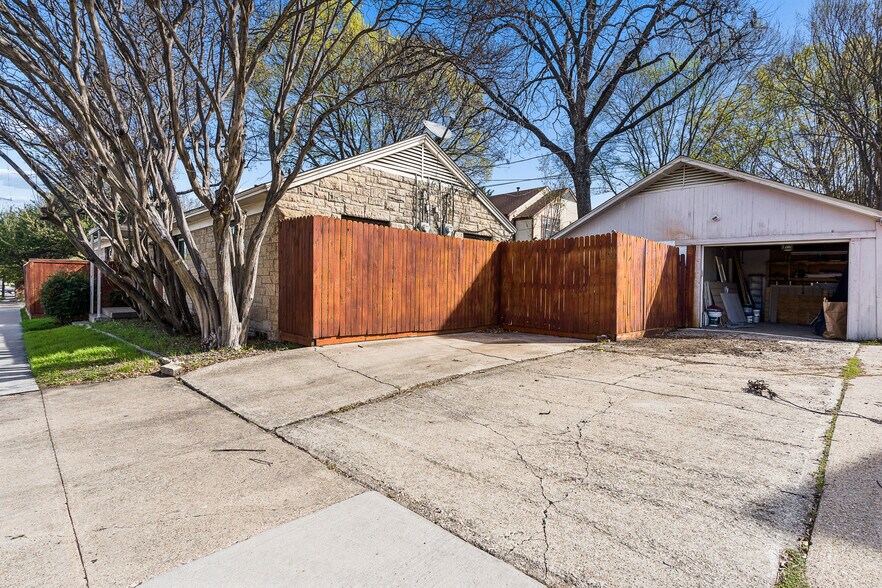 Building Photo - 6950 Hillcrest Ave