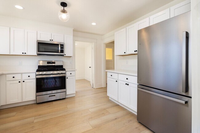 Building Photo - 3 Bed/2 Bath + Office Den - Downtown Santa Barbara