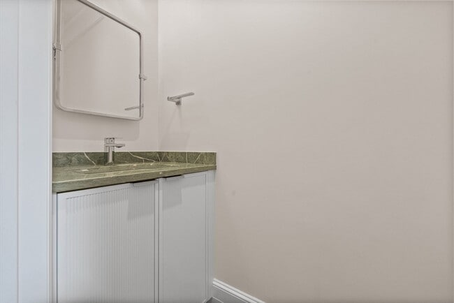 Building Photo - 2 Byron St