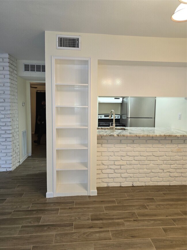 Building Photo - 2101 Fountain View Dr