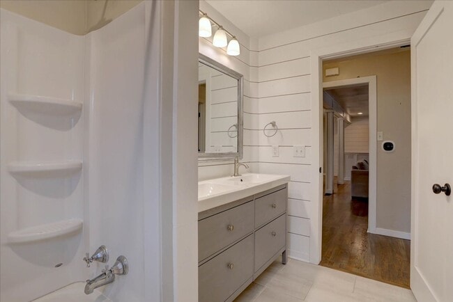 Building Photo - Beautifully renovated ranch home with drea...