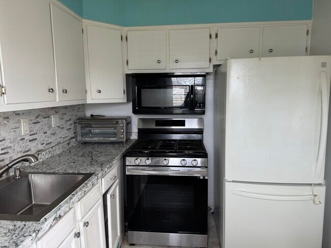 Building Photo - 3500 Bayshore Ave