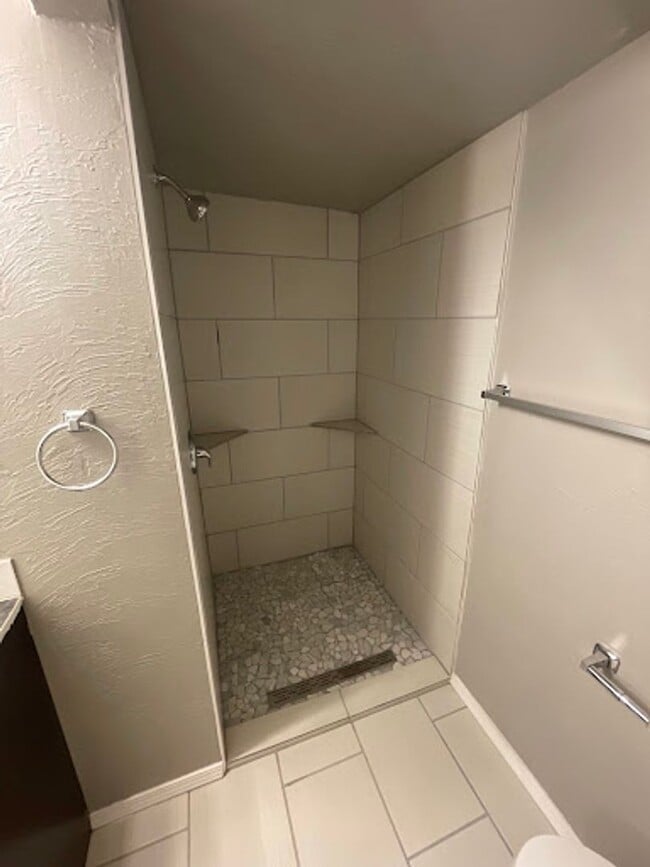 Building Photo - 3 bed 3 bath for rent