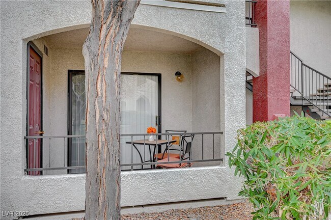 Building Photo - 950 Seven Hills Dr