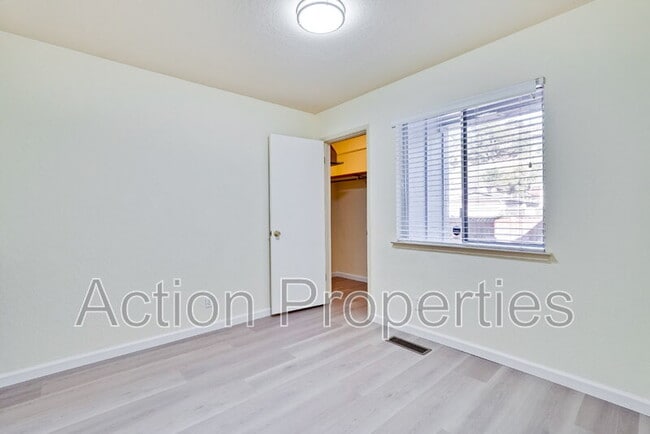 Building Photo - 3322 Shasta Dr