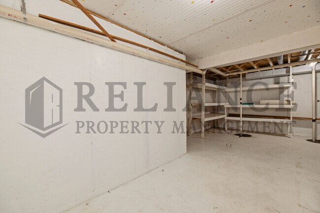 Building Photo - 516 N Lakeside Dr