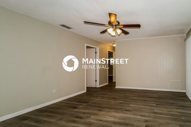 Building Photo - 4 Bedroom Pet-Friendly Home in FERN PARK, FL with Main Street Renewal