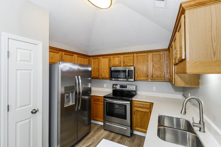 Building Photo - 7086 Lagrange Hill Dr