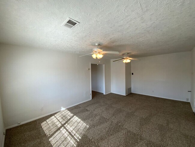Building Photo - 3 Bedroom Single Story Home Available Near...