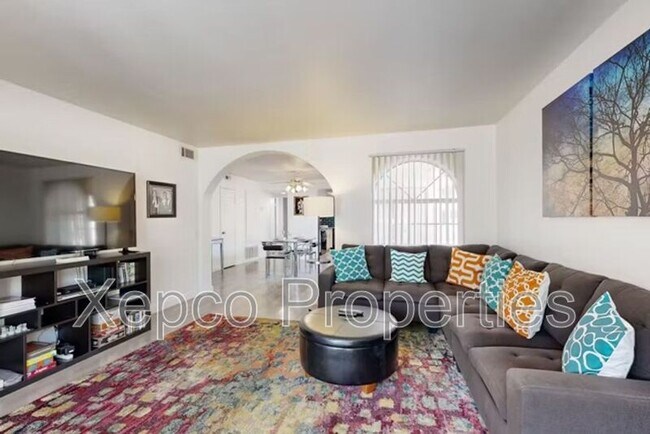 Building Photo - 505 S Farrell Dr