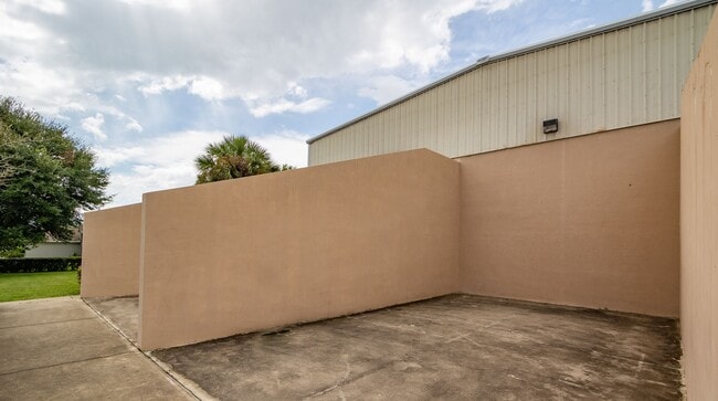 Building Photo - Groves at Baytree, Tavares 3/2 with Screened Back Porch