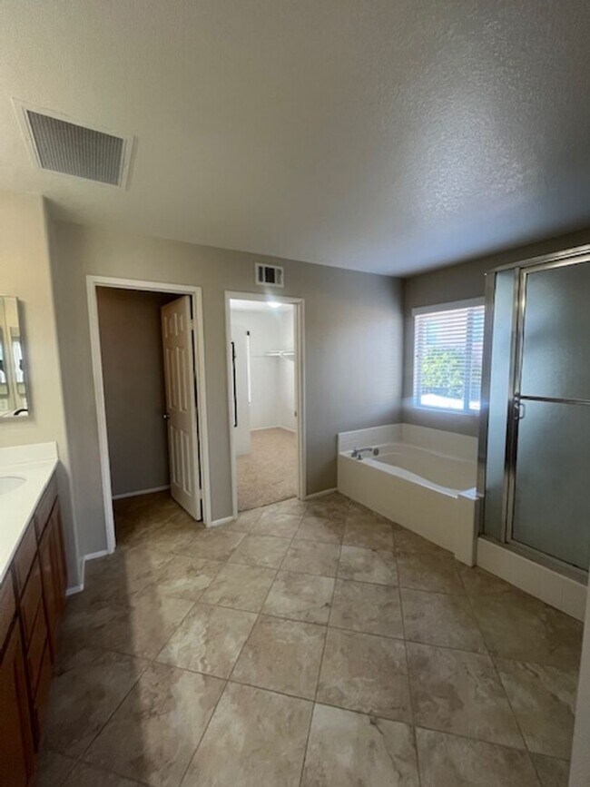 Building Photo - Beautifully Updated 5-Bedroom Home with Ci...