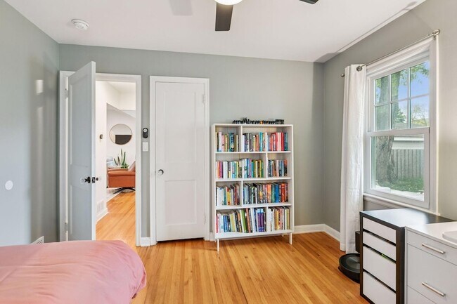 Building Photo - 3040 Hampshire Ave S