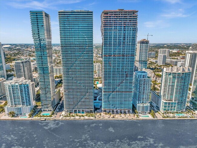 Building Photo - 700 NE 24th St