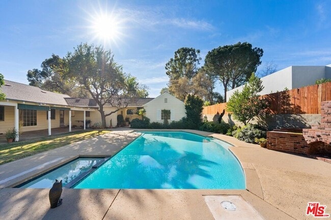 Building Photo - 17117 Weddington St