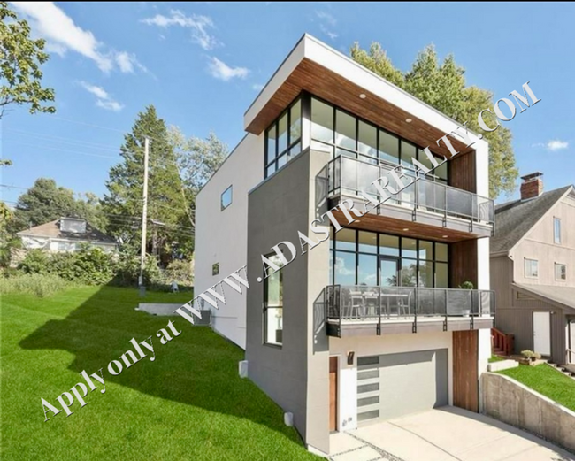 Primary Photo - Stunning CUSTOM Modern Home in West Plaza-...