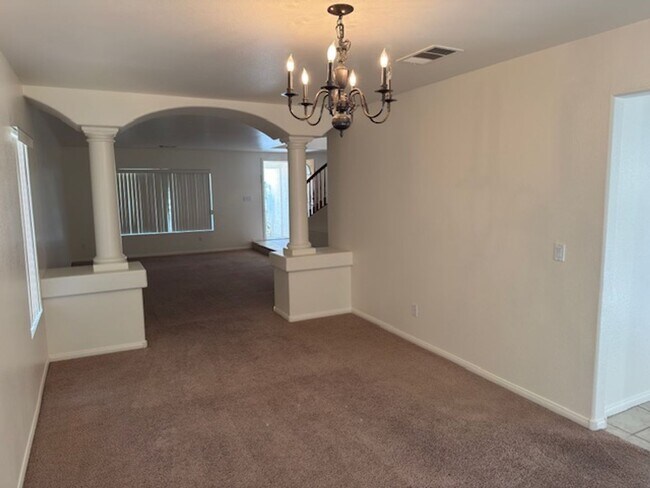 Building Photo - LARGE Spacious 5 Bedroom Single Family Home!!
