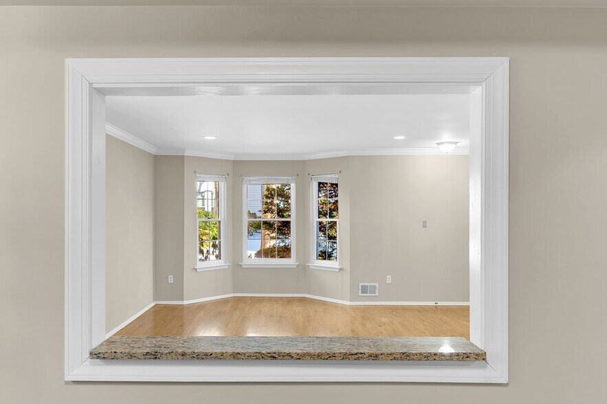 Building Photo - 157 Tulip Ln