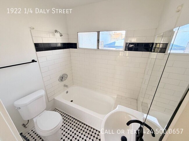 Building Photo - 1922 1/4 Daly Street-