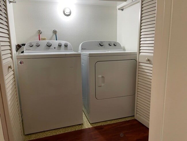 Building Photo - Parkwood Condo for Lease in Pasadena