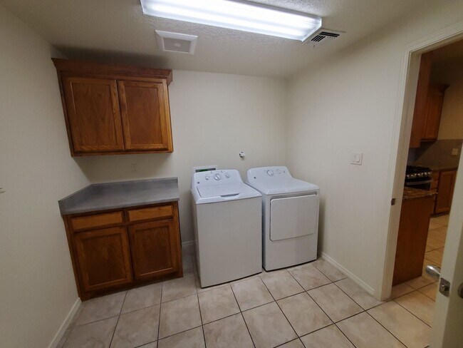 Building Photo - Amazing 3 Bedroom! Great location! Across ...