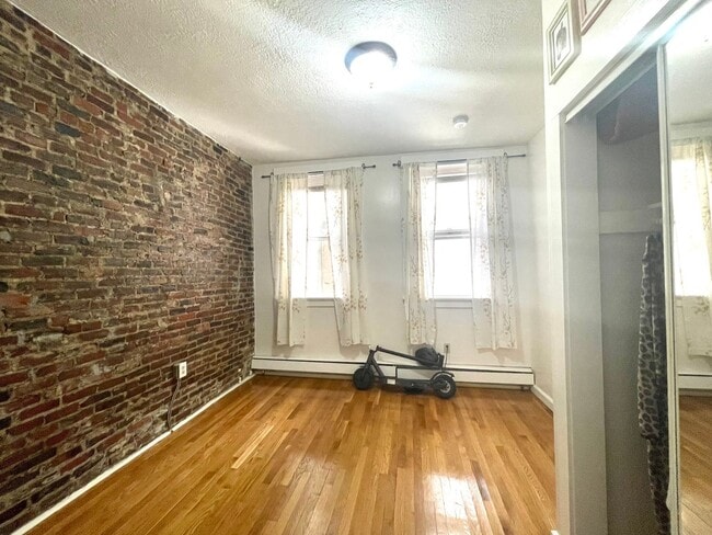 Building Photo - No Brokers Fee, Heat, Hot Water Included, Laundry on a Site, Eat-in Kitchen