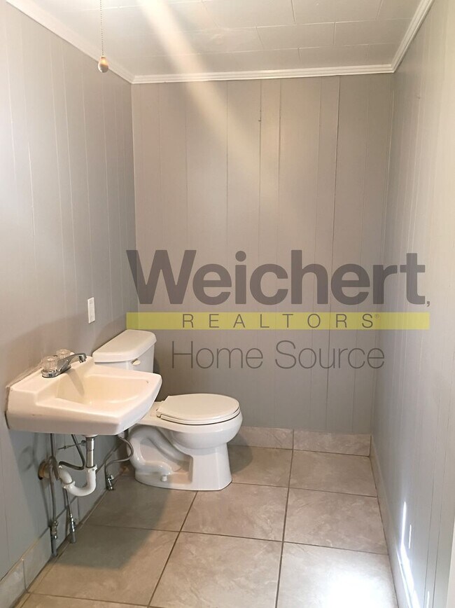 Building Photo - Quality finishes and adaptable design in a desirable location