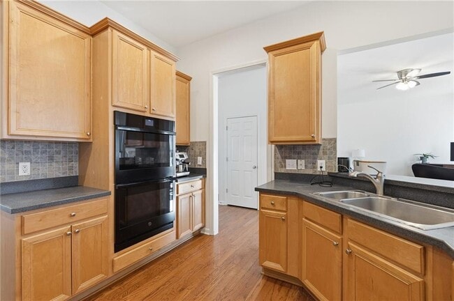 Building Photo - 2050 Willshire Glen