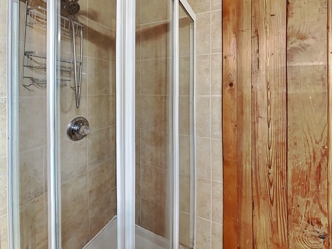 Building Photo - 1740 N Shore Terrace