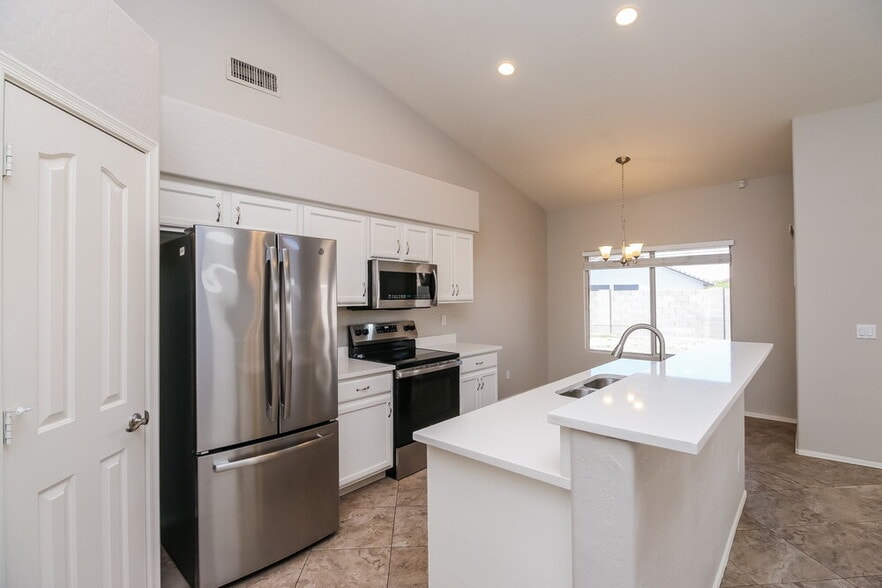 Building Photo - 3032 N Silverado