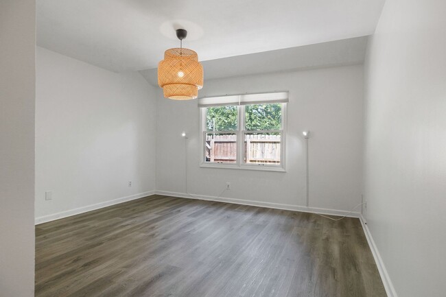 Building Photo - Available Now! Franklin End Unit Townhouse...