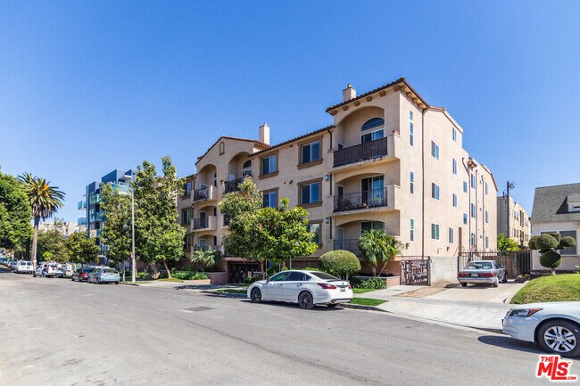 Building Photo - 5132 W Maplewood Ave