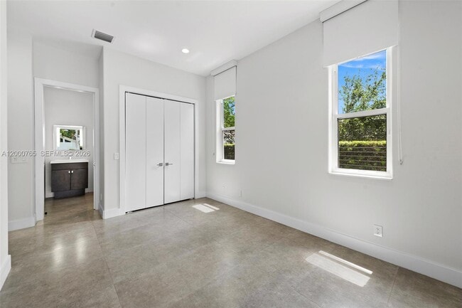 Building Photo - 552 Palm Dr