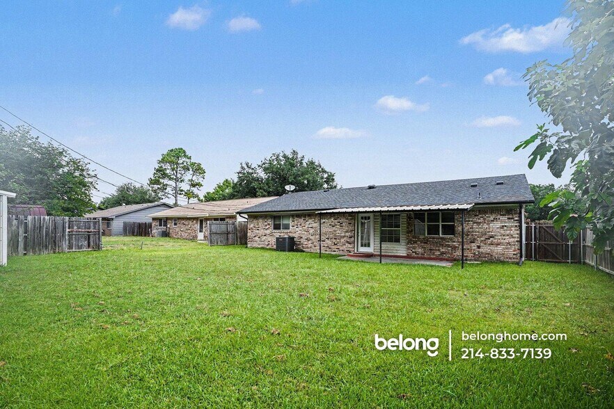 Building Photo - 423 Southlake Dr