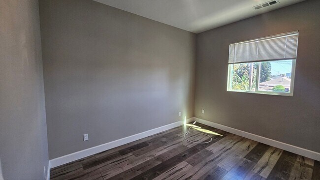 Building Photo - 1536 E