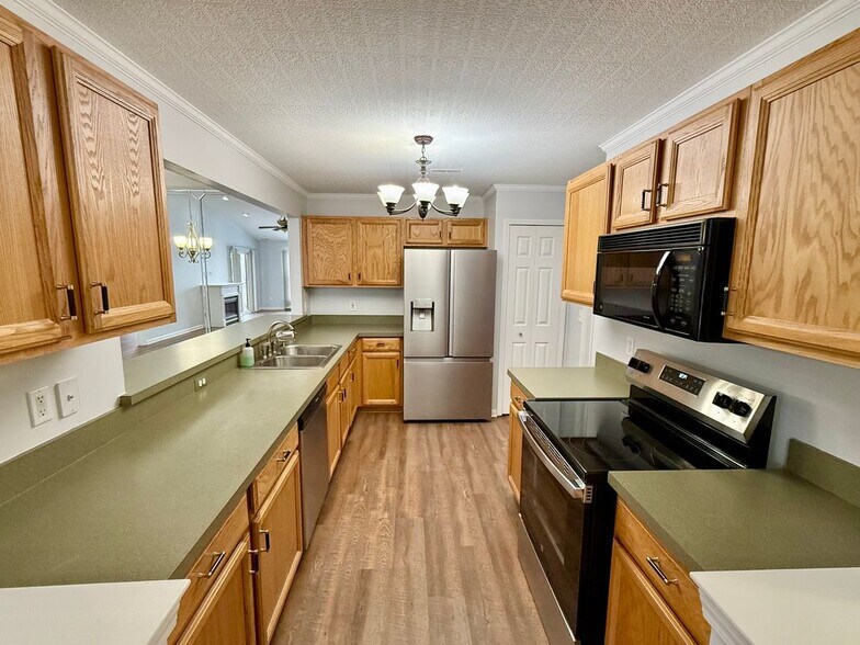 Building Photo - 46116 Rhodes Dr