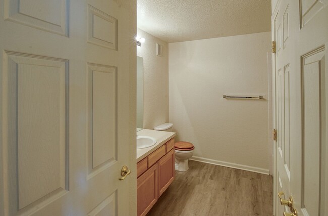 Building Photo - Immaculate Top-Floor 2 Bedroom Condo For R...