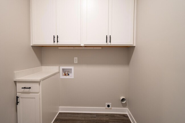 Building Photo - 8452 Oak Shade Cir