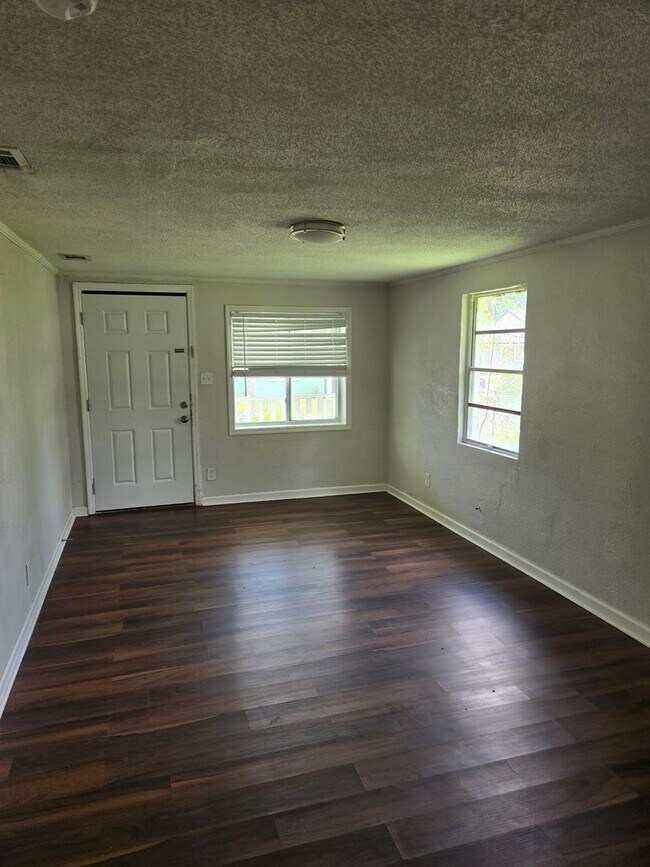 Building Photo - *Ask about a month for FREE with a one year lease agreement*