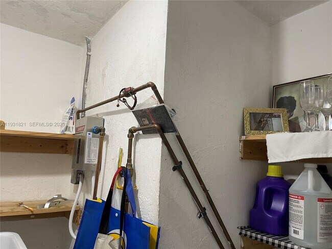 Building Photo - 10840 Westwood Lake Dr