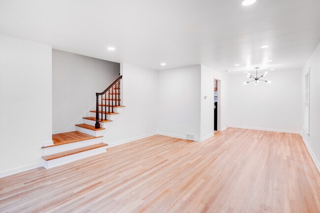 Building Photo - 148 Roselawn Ave NE